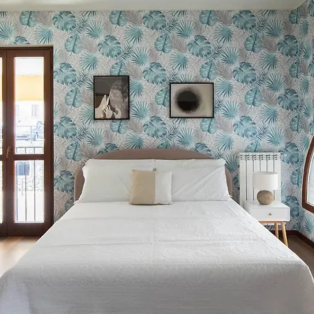 Lario's - 10 Suites On Lake Apartment