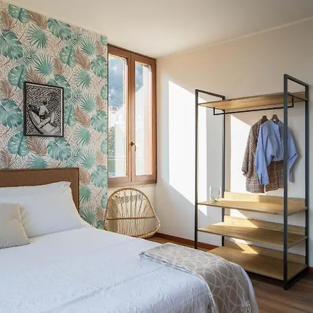 Lario's - 10 Suites On Lake Apartment