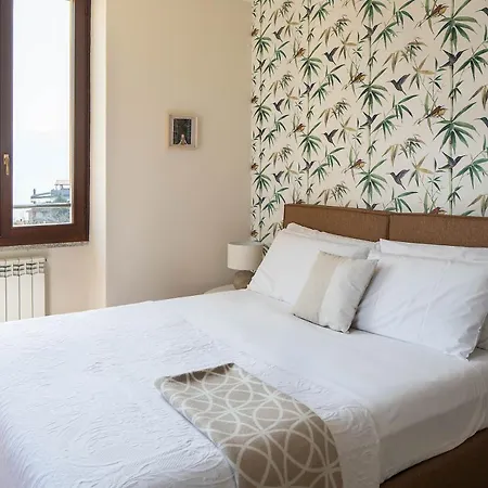 Lario's - 10 Suites On Lake Apartment
