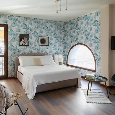 Lario's - 10 Suites On Lake Apartment